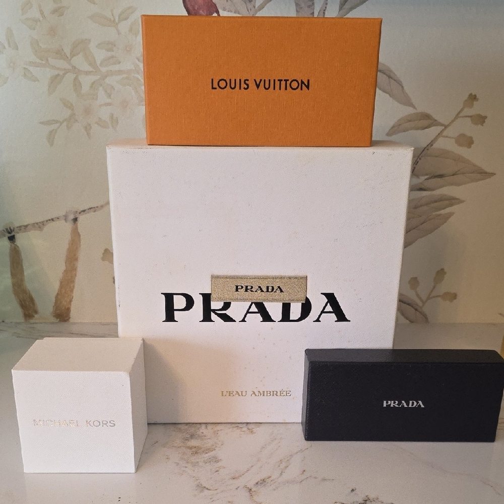 Prada L'Eau Ambrée White Boxes Vuitton, Kors Designer Display